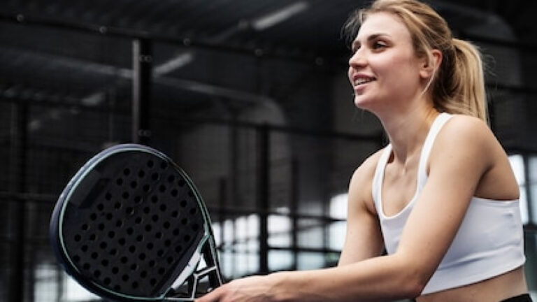 Pourquoi le padel à 4 devient le sport d’équipe idéal pour amis et familles ?