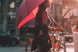 Pourquoi offrir un parapluie ? Le cadeau chic et utile à adopter !
