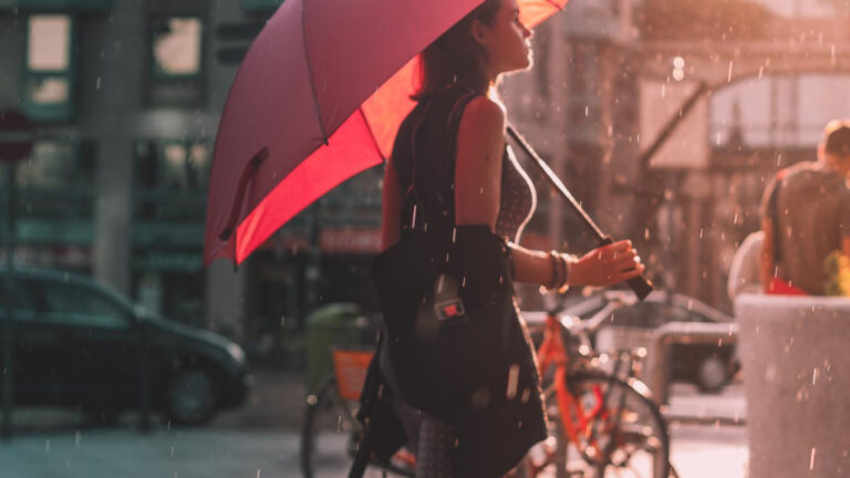 Pourquoi offrir un parapluie ? Le cadeau chic et utile à adopter !