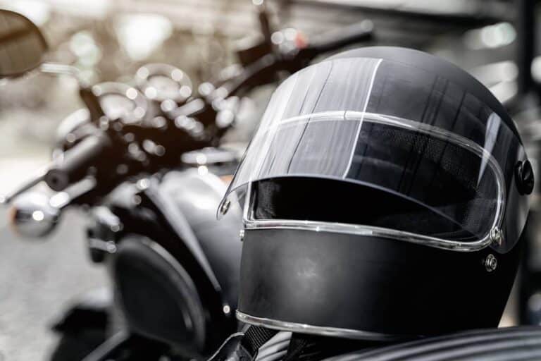 Durée de vie et importance du remplacement d'un casque de moto