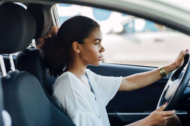Étudiant utilisant une plateforme en ligne pour s'entraîner au Code de la route