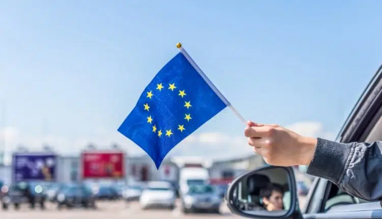 Une personne qui tient un drapeau européen
