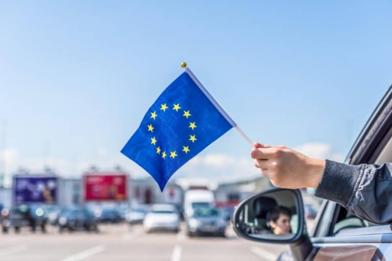 Une personne qui tient un drapeau européen
