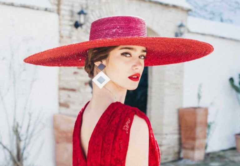 Robe rouge élégante avec chapeau pour un mariage chic