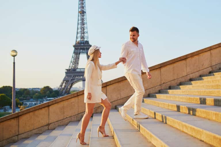 Couple partageant un moment complice pour briser la routine