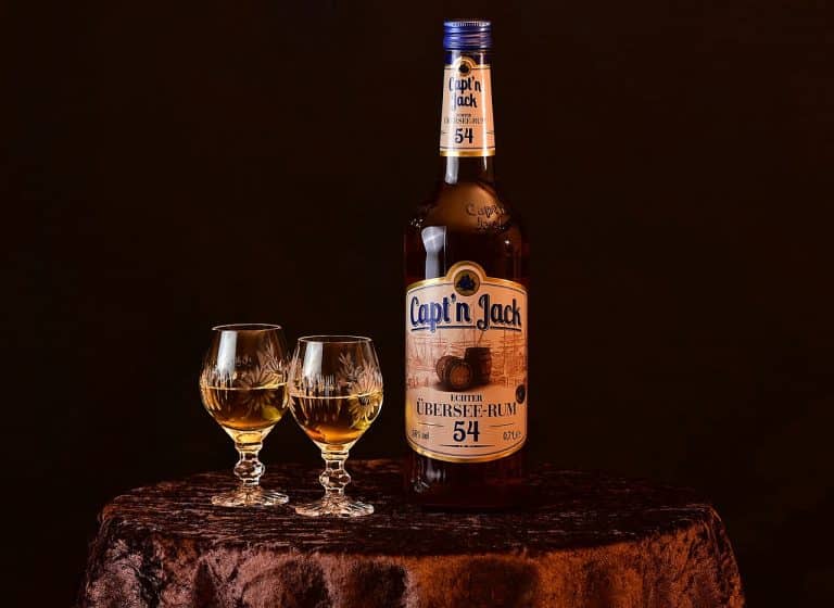Coffret cadeau de rhum avec différentes bouteilles et accessoires