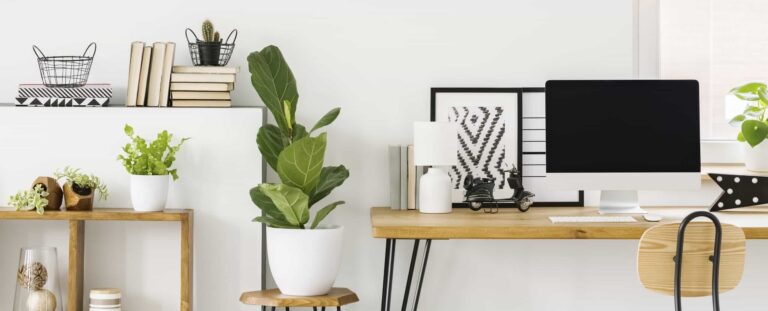 Bureau scandinave moderne avec ordinateur portable et chaise confortable