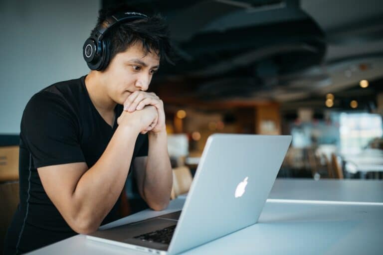 Réunions d'équipe pour prévenir les vols internes en entreprise