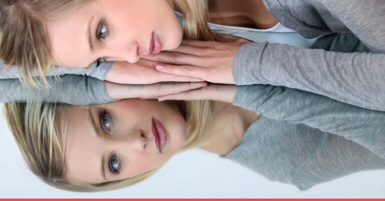Réflexion personnelle dans un miroir symbolisant l'auto-réflexion et la connaissance de soi