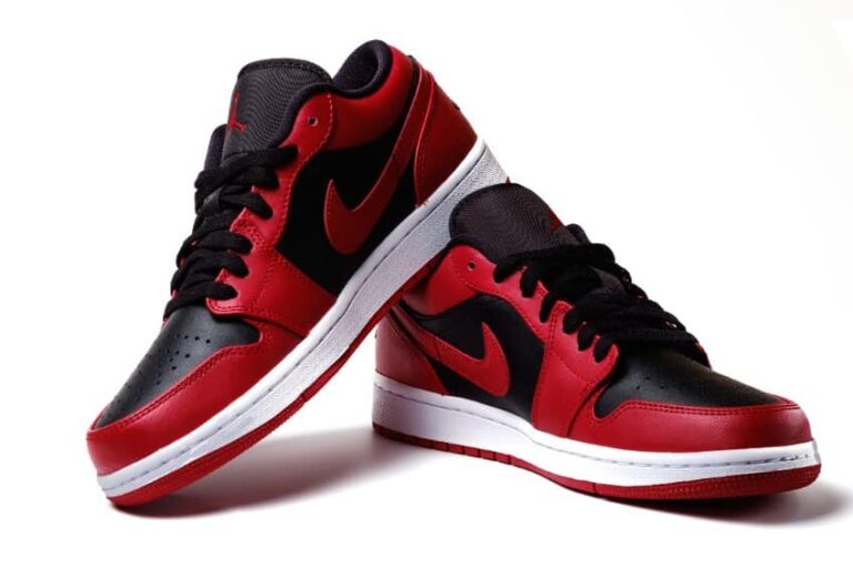 Air Jordan 1 et 4 en avant-plan sur un fond urbain