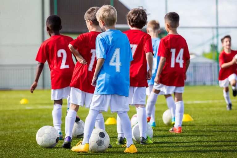 Enfant jouant au football lors d'un stage sportif
