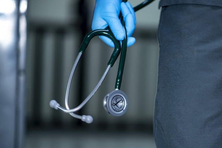 Stéthoscope utilisé par un médecin pour ausculter un patient