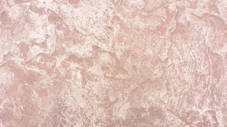 Béton décoratif avec textures variées pour sols et surfaces extérieures