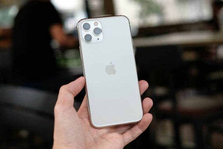 Coque de téléphone transparente jaunie sur une table en bois