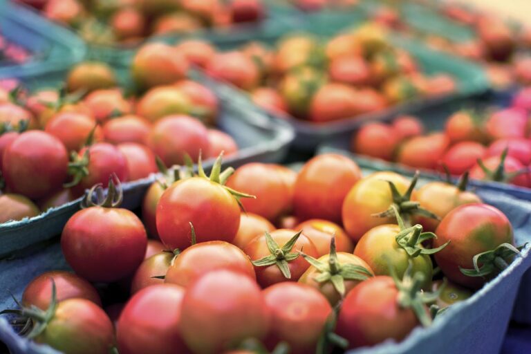 Tomates fraîches sur une table, symbole de courses en ligne à Marseille