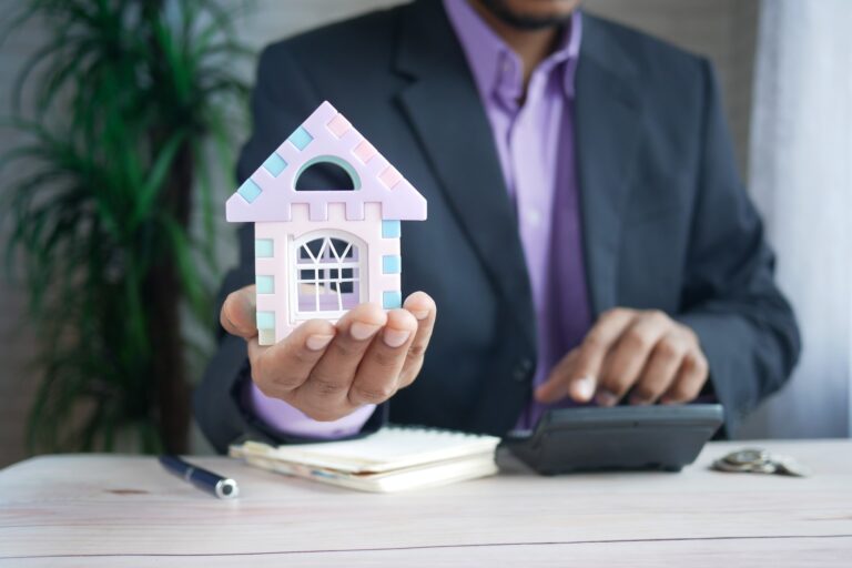 Mandataire immobilier en discussion avec des clients pour une transaction