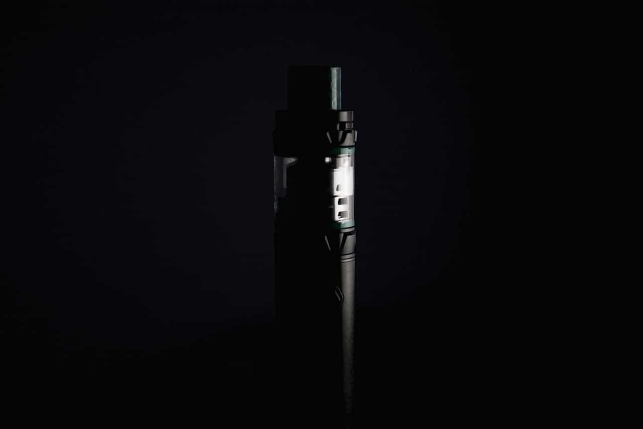 Vapeur de cigarette électronique avec un fond flou