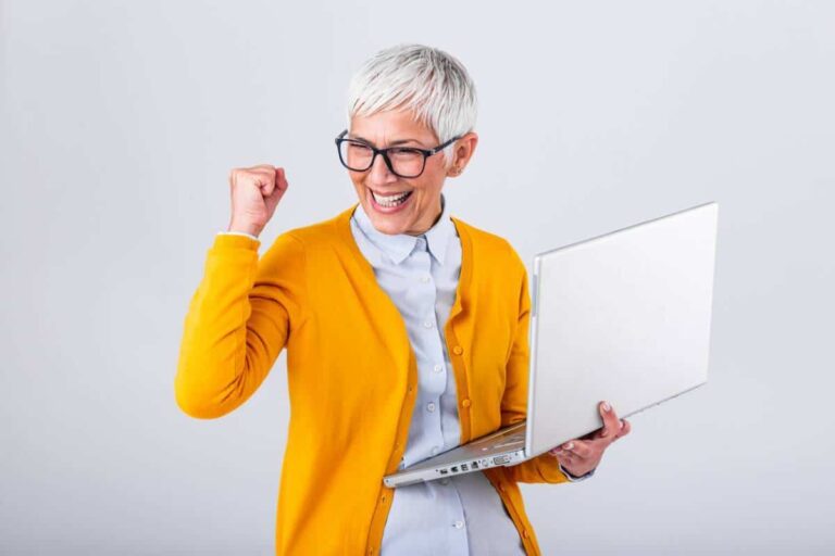 Ordinateur reconditionné sur une table avec accessoires électroniques
