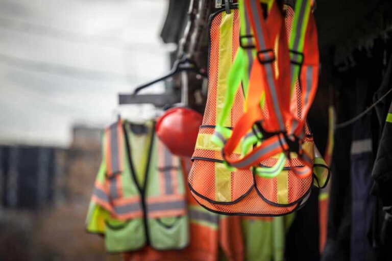 Vêtements de travail adaptés pour l'été sur un chantier