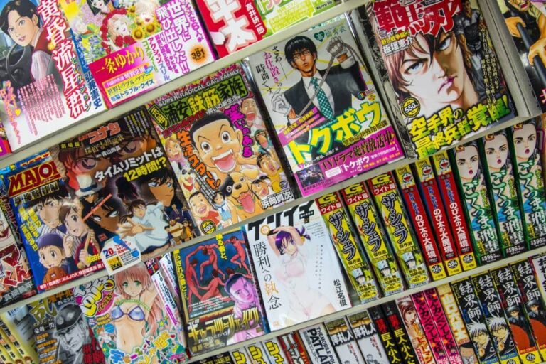 Couverture colorée d'un manga avec des personnages dynamiques et des bulles de dialogue