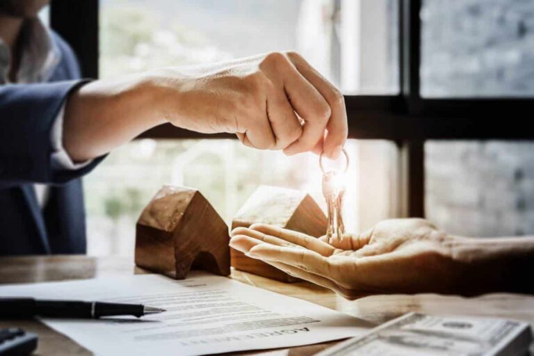 Personne réfléchissant à des options d'investissement sans apport personnel