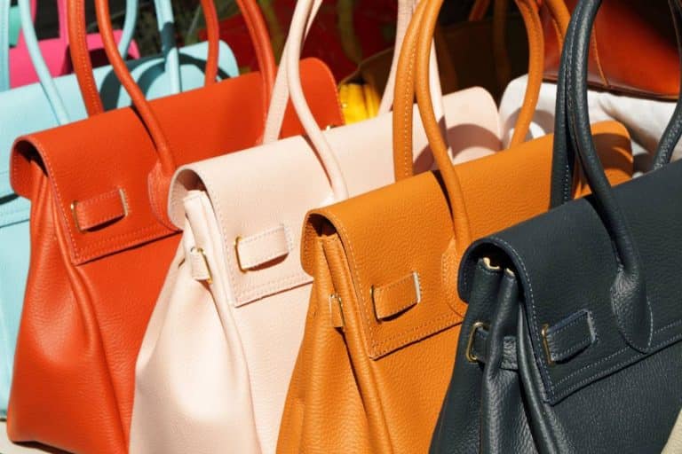 sac à main en cuir de qualité sur une table élégante