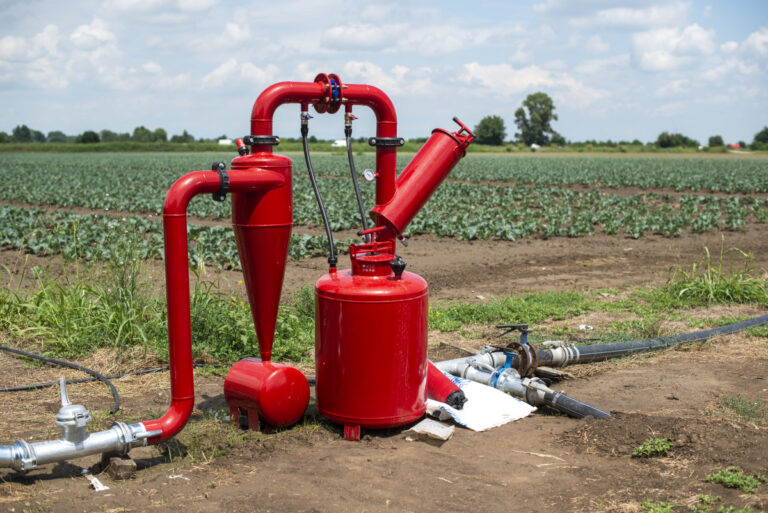 Pompe centrifuge et tuyaux sur un champ agricole en France