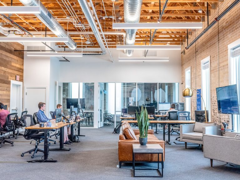 Travailleurs concentrés dans un espace de coworking moderne
