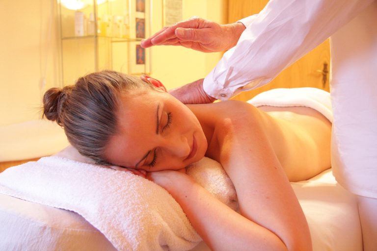 Masseur pratiquant un massage ayurvédique sur un client détendu
