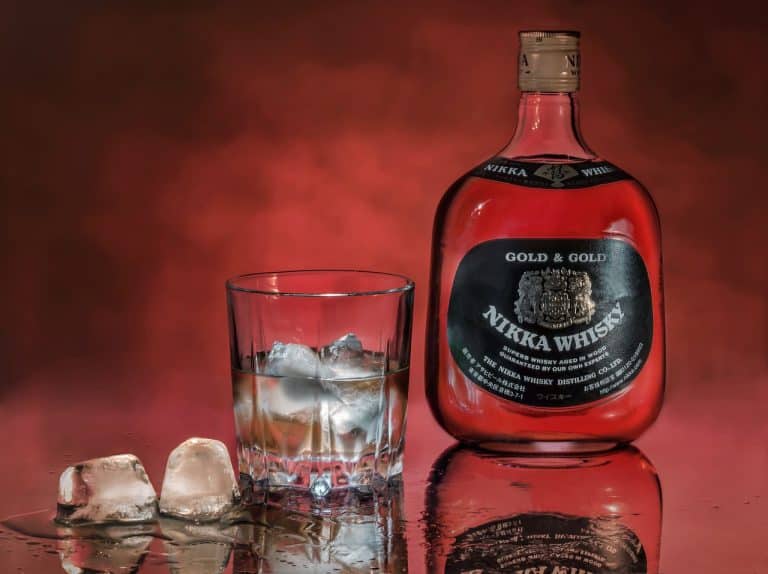 Dégustation de whisky japonais dans un verre avec des glaçons