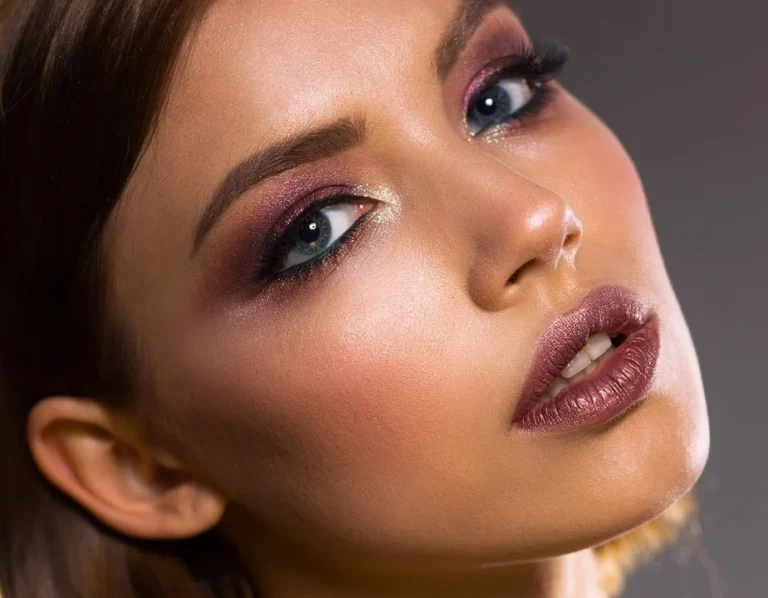 femme appliquant un soin éclaircissant sur son visage